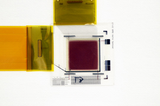 ETRI 개발한 고성능 지문인식 센서로, 두께를 획기적으로 줄이면서 화면 전체로 인식 범위를 넓힐 수 있다. ETRI 제공